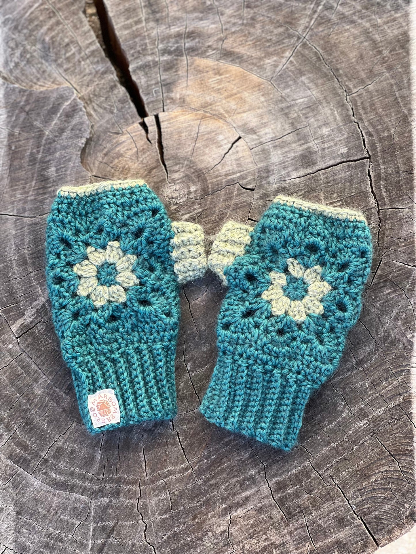 Cozy Flower Mitts Crochet Pattern – Beginner-Friendly, Customizable Fingerless Gloves with Ribbed Design