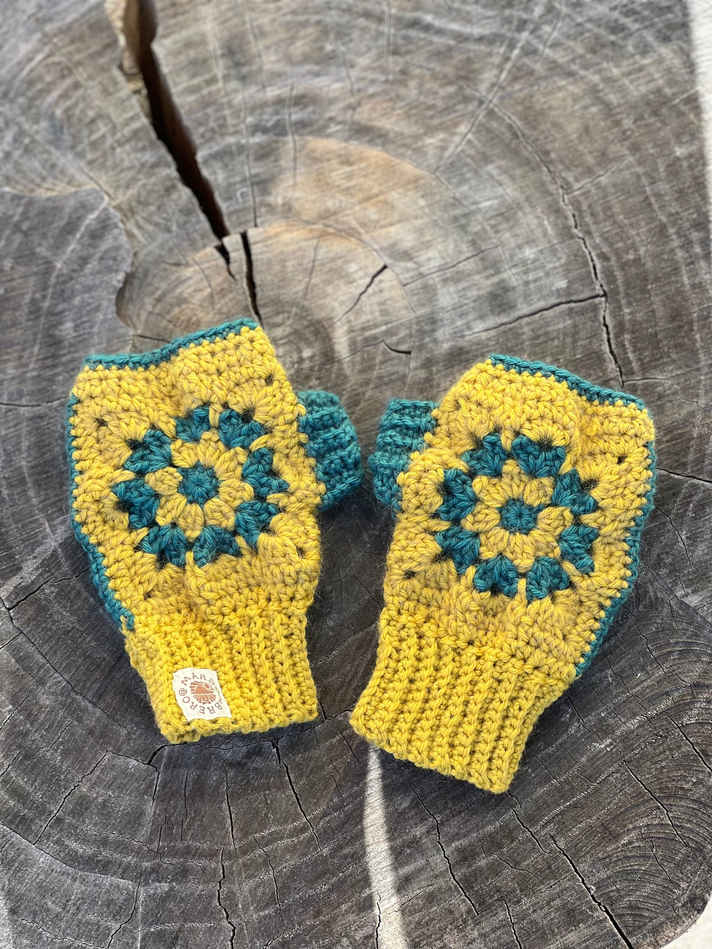 Cozy Flower Mitts Crochet Pattern – Beginner-Friendly, Customizable Fingerless Gloves with Ribbed Design